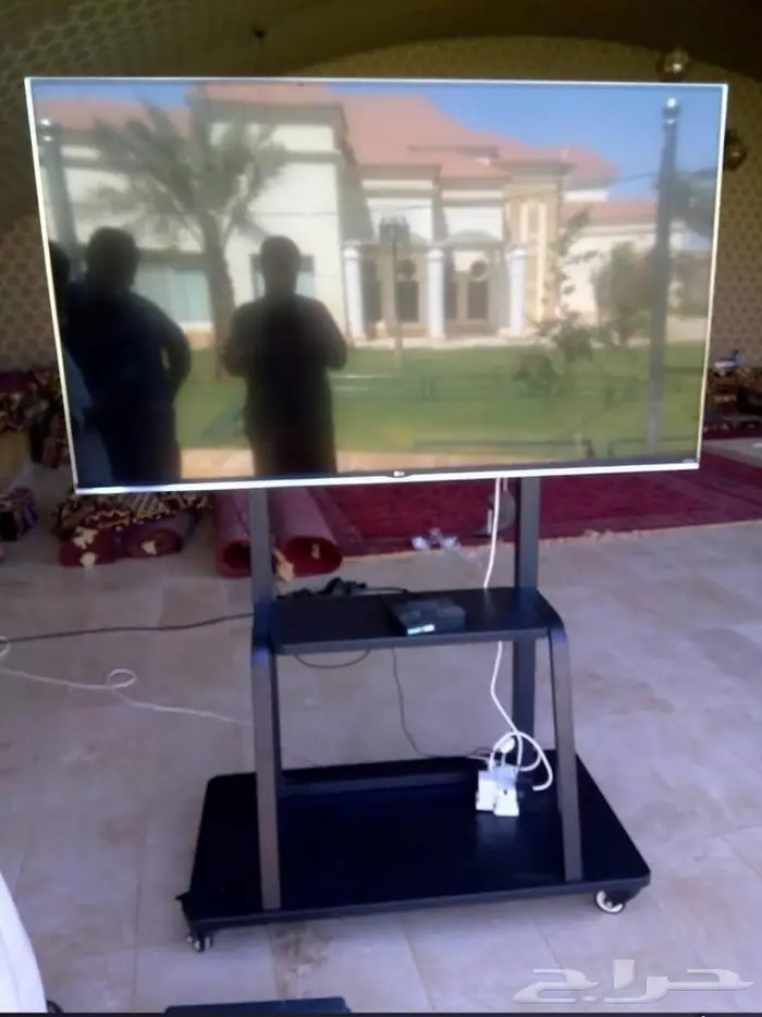 طاولات وحوامل شاشات متحركه بكفرات 5