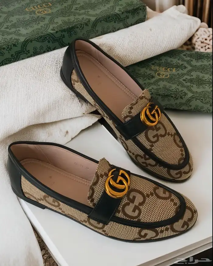 شوزات ماركة قوتشي وفندي ولويس 14