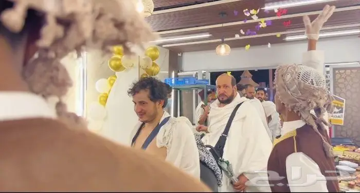 إستقبال حجاج بالأناشيد الإسلامية و موية زمزم و الورود 1