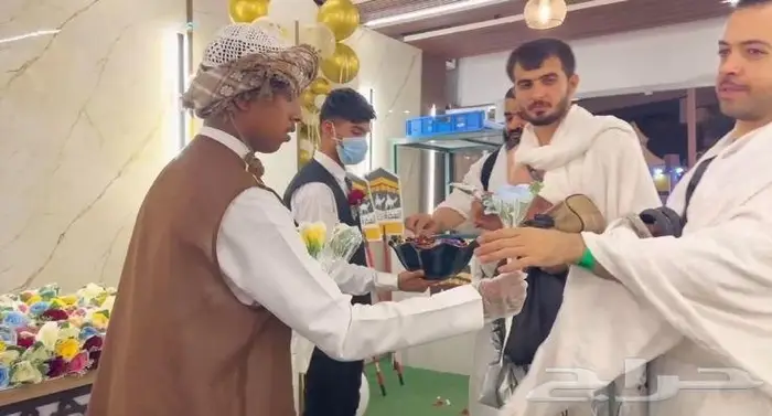 إستقبال حجاج بالأناشيد الإسلامية و موية زمزم و الورود 6
