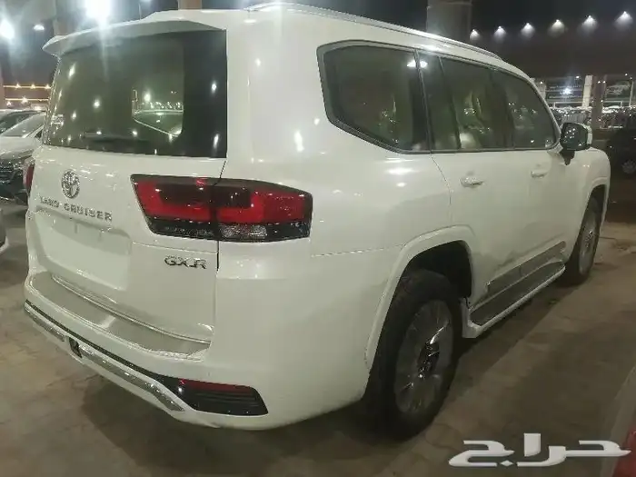 لاندكروزر L4 GXR ابيض بنزين سعودي 2024 3