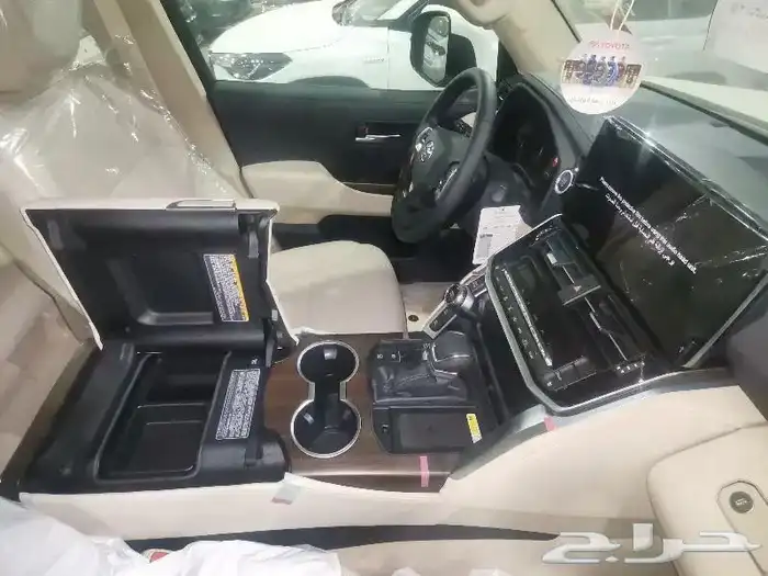 لاندكروزر L4 GXR ابيض بنزين سعودي 2024 13
