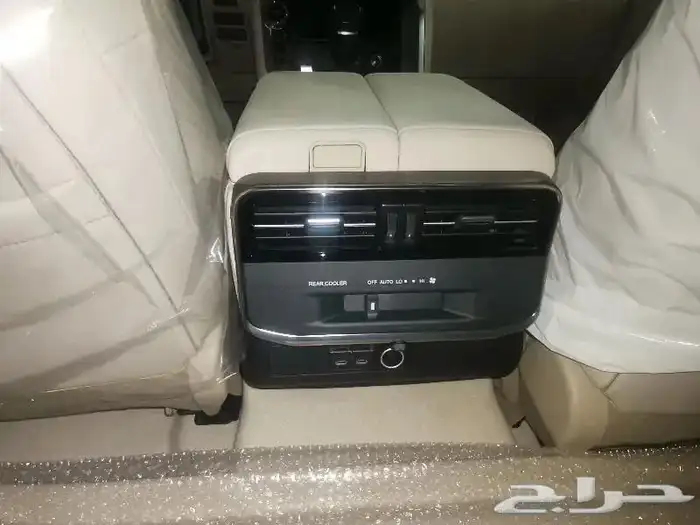 لاندكروزر L4 GXR ابيض بنزين سعودي 2024 17