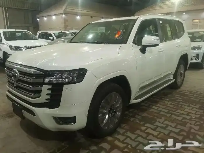 لاندكروزر L4 GXR ابيض بنزين سعودي 2024 1