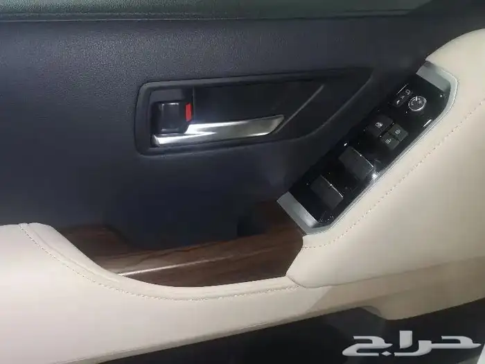 لاندكروزر L4 GXR ابيض بنزين سعودي 2024 14