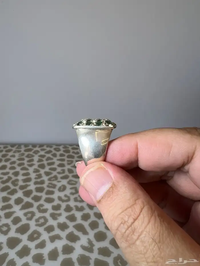 خاتم فضة مرصع بأحجار الزمرد 0