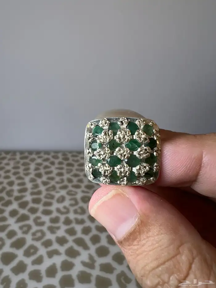 خاتم فضة مرصع بأحجار الزمرد 1