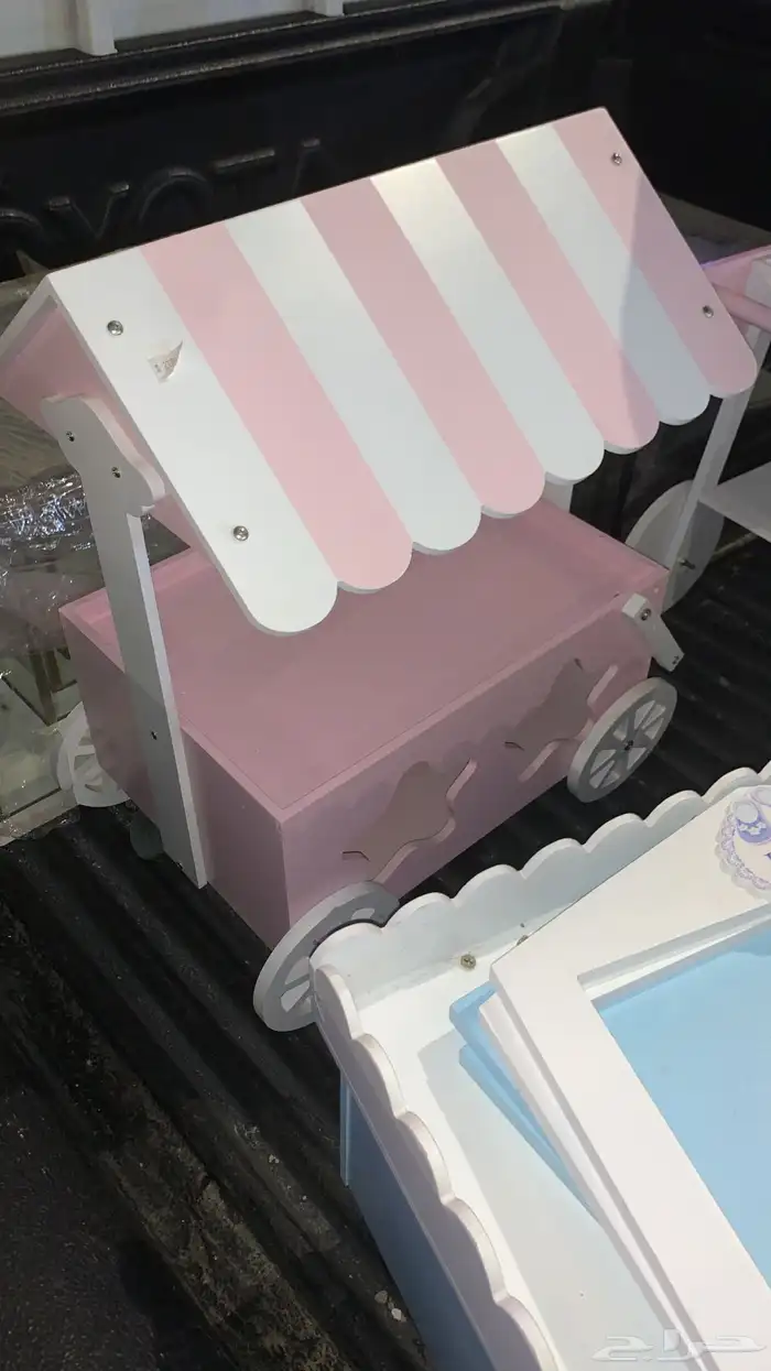 للبيع اغراض محل ورد وهدايا 0