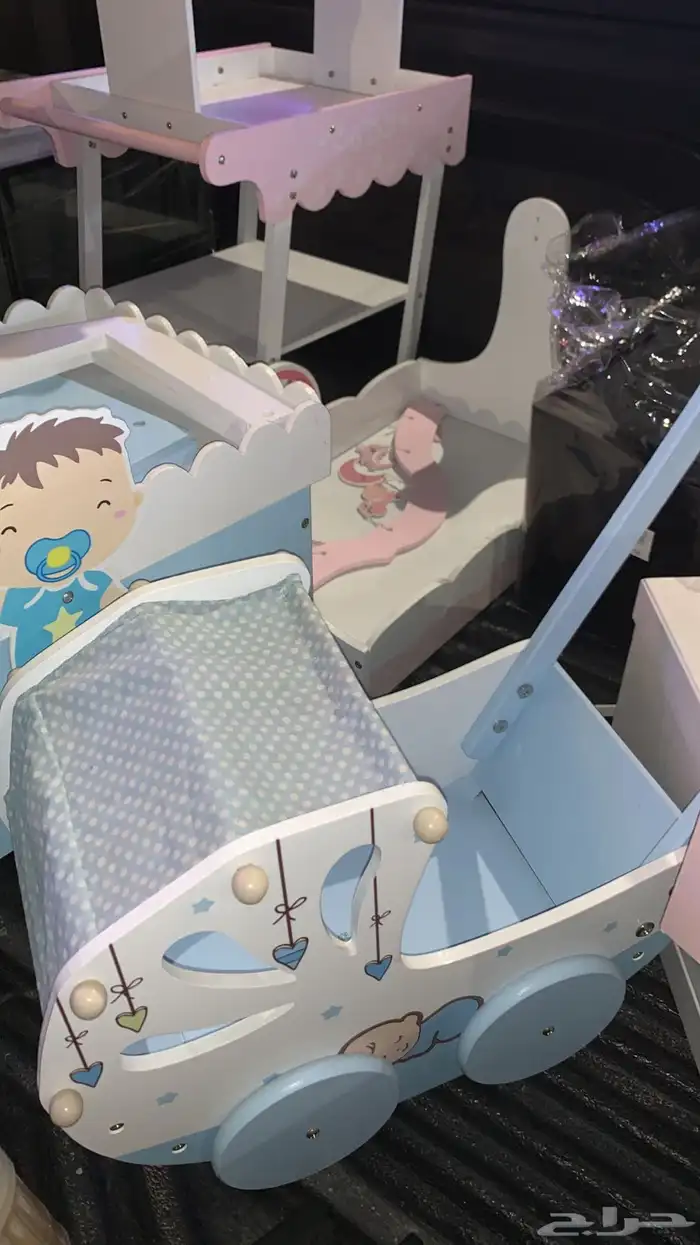 للبيع اغراض محل ورد وهدايا 1