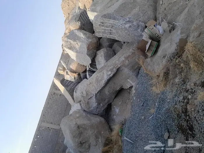 معلم حجر وتخريم الصخور وحفر الاراضي وبناء جدار الحجر 3