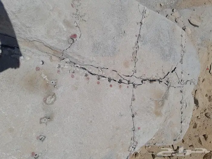 معلم حجر وتخريم الصخور وحفر الاراضي وبناء جدار الحجر 0