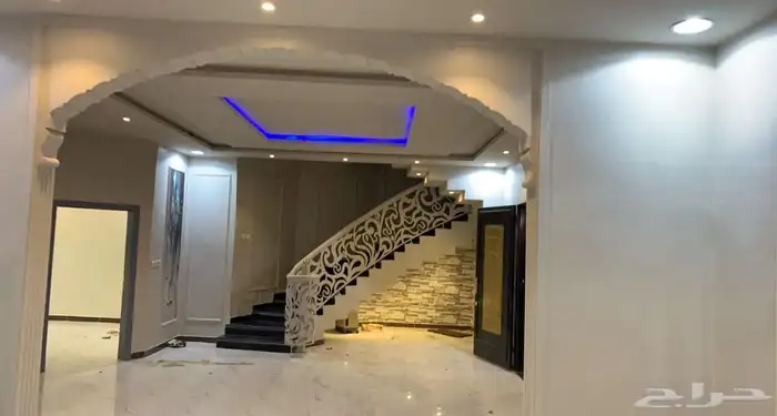 فيلا م 300 درج صالة مع شقة استثمار حي الشفا 16