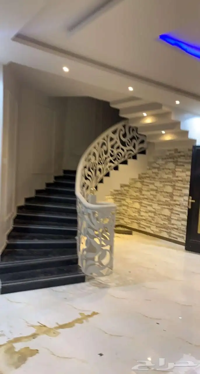 فيلا م 300 درج صالة مع شقة استثمار حي الشفا 2