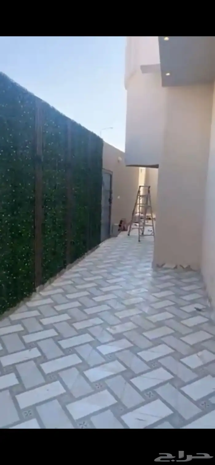 فيلا م 300 درج صالة مع شقة استثمار حي الشفا 9