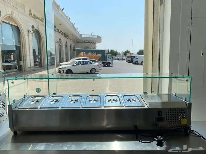 ثلاجة سلطات فوق الطاولة مع صحون 2