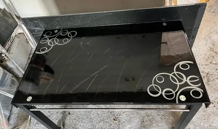طاولة زجاجية بعجلات. 2