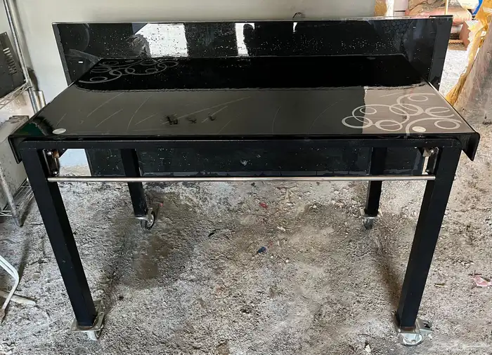 طاولة زجاجية بعجلات. 3