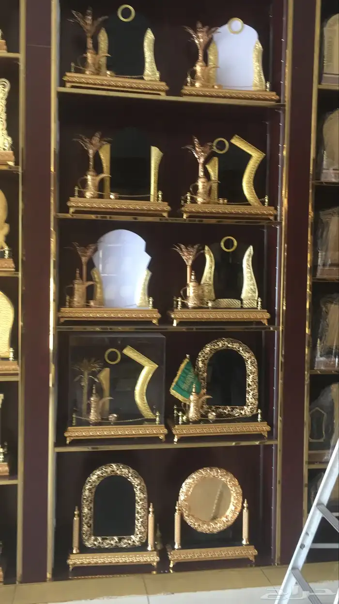 دروع تذكارية وسيوف 54