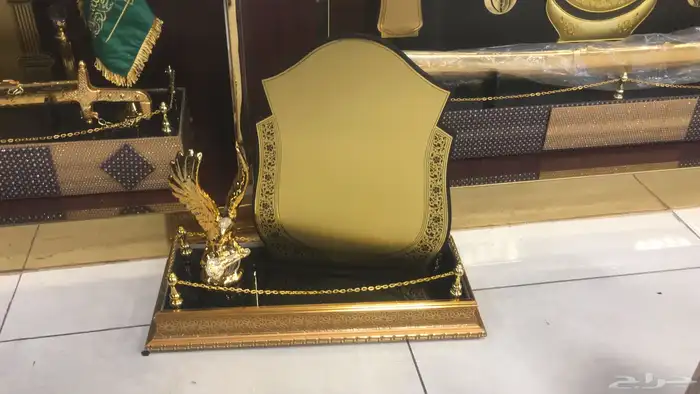 دروع تذكارية وسيوف 27