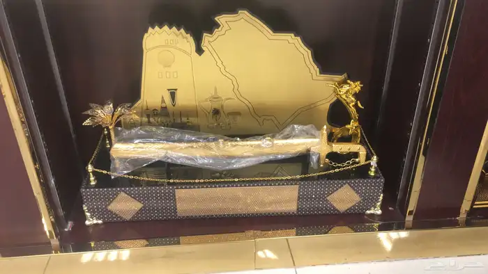 دروع تذكارية وسيوف 28