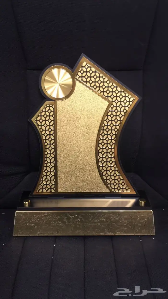 دروع تذكارية وسيوف 20