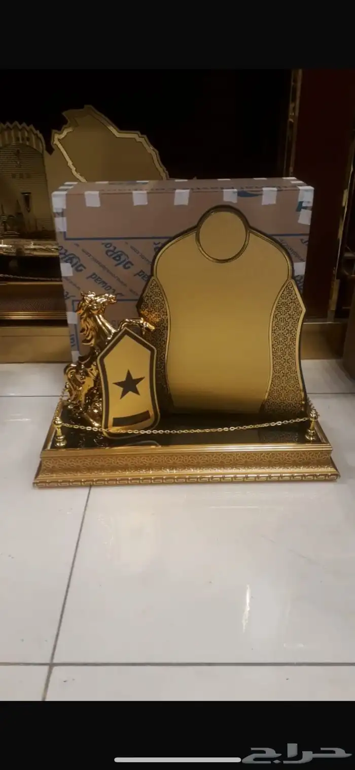 دروع تذكارية وسيوف 33