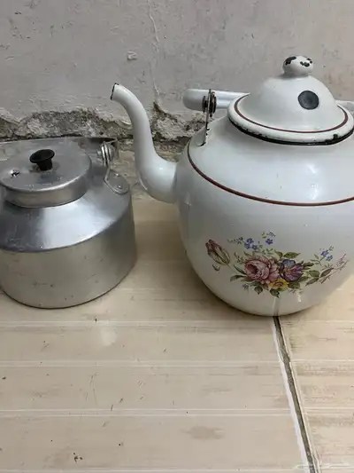 اباريق يوغسلافيه وابو تاج الهندي ب 150 ريال 1
