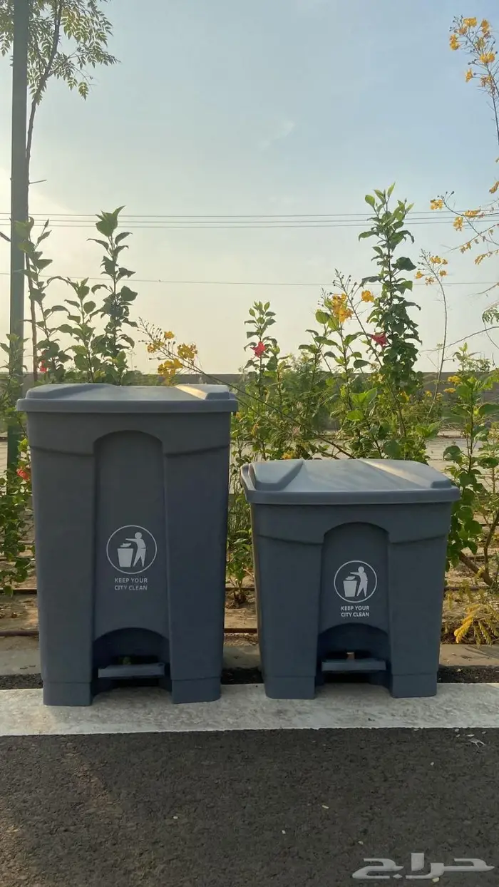 براميل نفايات بلاستيكية بدعسة مع كفرات 26