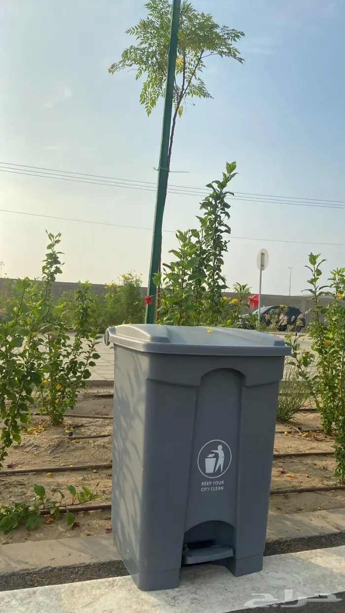 براميل نفايات بلاستيكية بدعسة مع كفرات 27