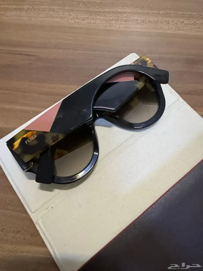 2 نظاره شمسيه نسائيه فندي وكرستان ديور 0