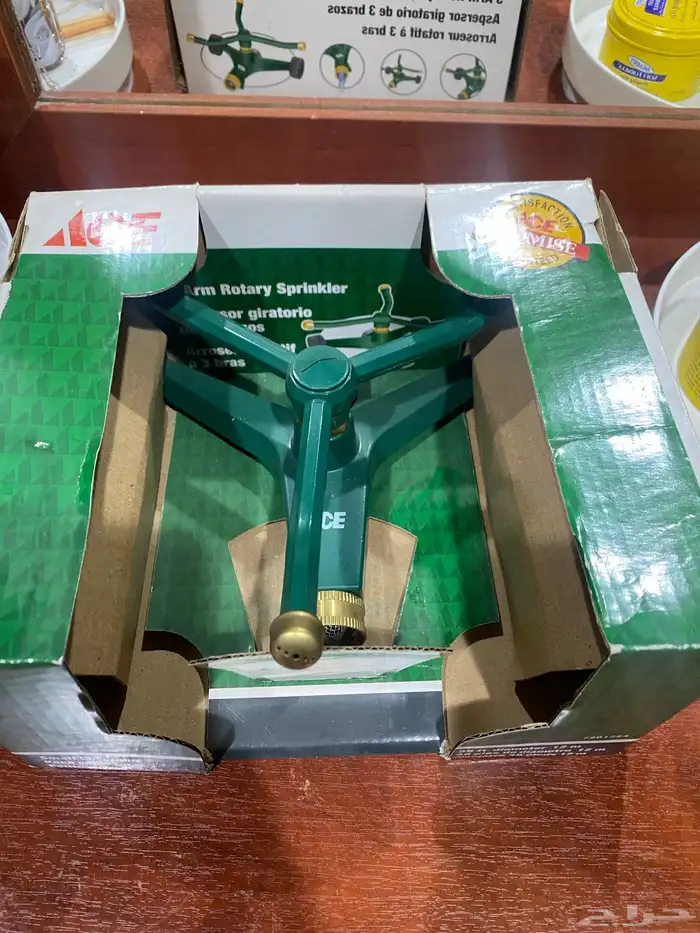 طاولة وطاولة جانبية ورشاش موية للحديقة جديدة تماما 4