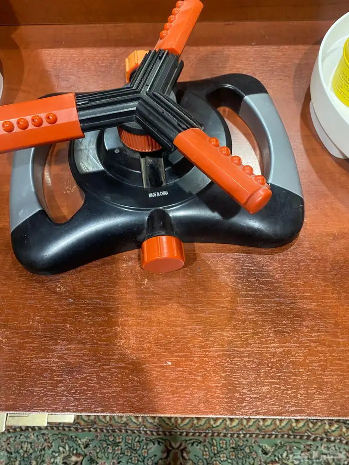 طاولة وطاولة جانبية ورشاش موية للحديقة جديدة تماما 3