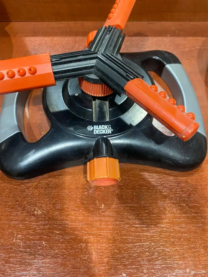 طاولة وطاولة جانبية ورشاش موية للحديقة جديدة تماما 2