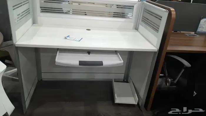 3طاولة مكتب و3 كمدينه شبه جديده استخدام بسيط جدا 0