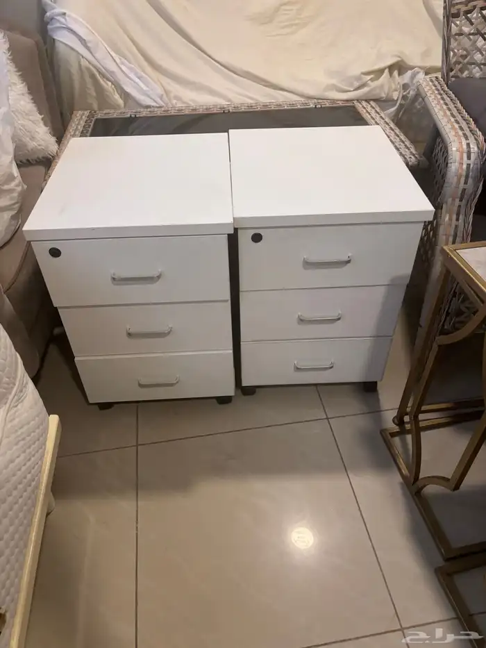 3طاولة مكتب و3 كمدينه شبه جديده استخدام بسيط جدا 3
