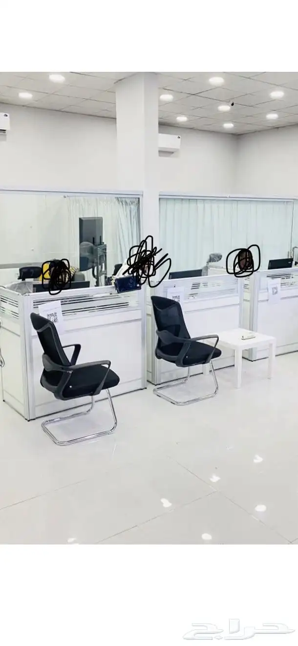 3طاولة مكتب و3 كمدينه شبه جديده استخدام بسيط جدا 2