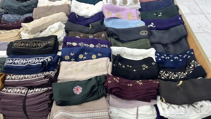 للبيع طرحات نسائية وعبايات نسائية جديدة 3