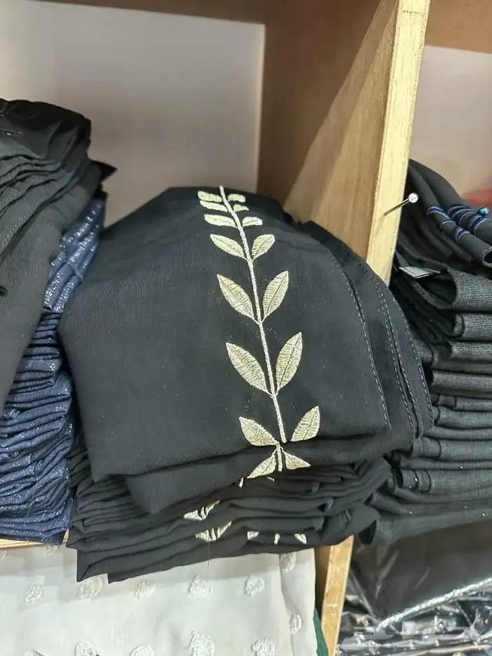 للبيع طرحات نسائية وعبايات نسائية جديدة 0