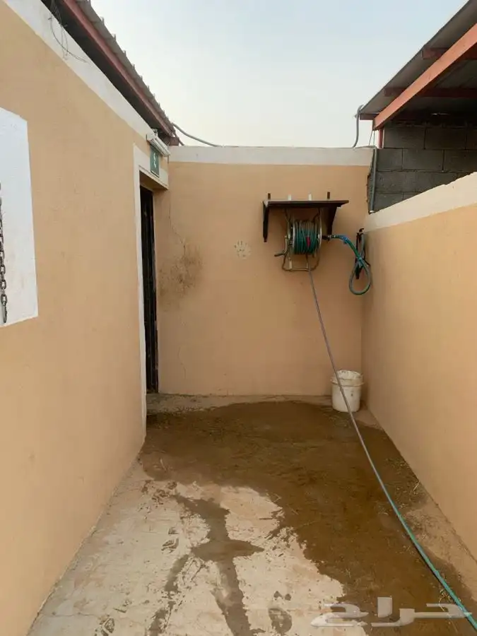 اسطبلين في ارضيه وحده للبيع 14