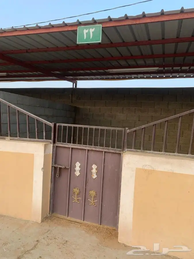 اسطبلين في ارضيه وحده للبيع 11