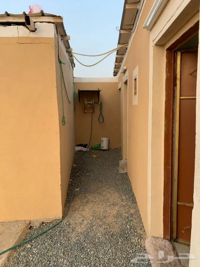 اسطبلين في ارضيه وحده للبيع 9