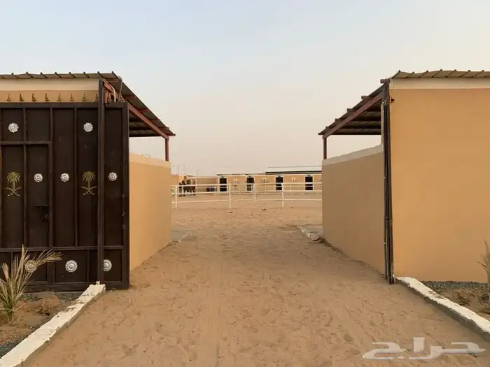 اسطبلين في ارضيه وحده للبيع 18