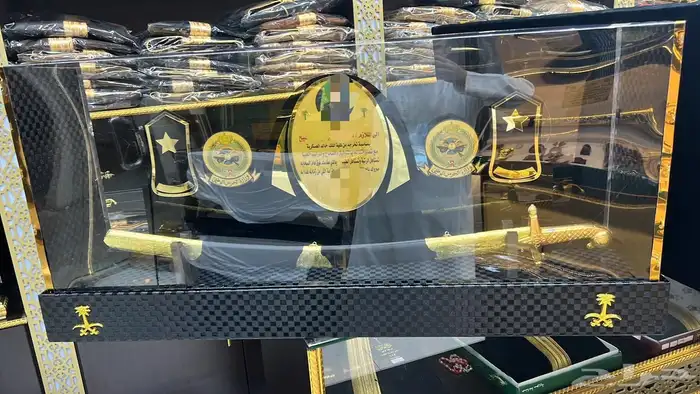 دروع تخرج ملازم طقم هدية تخرج كلية الامنية سيف بشت 13