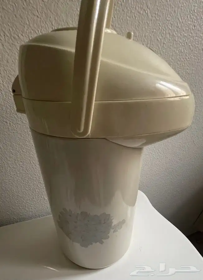 ترمس كاروهات احمر صغير. ترمس ضغاط كبير. للاستراحات 4