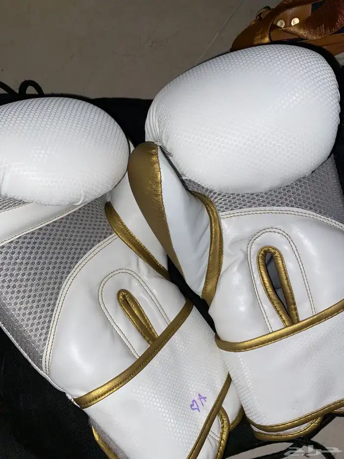 قفاز ملاكمه اصلي مافيه ولا خدش جديد ابي فيه 200 ريال 1