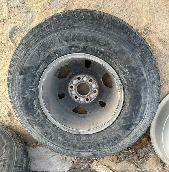 للبيع 4 جنوط سييرا   يوكون  تاهو اصلي مقاس 16 مع الكفرات 5