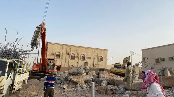 بوكلينات لهدم البيىت والمبني في حفر الباطن 1