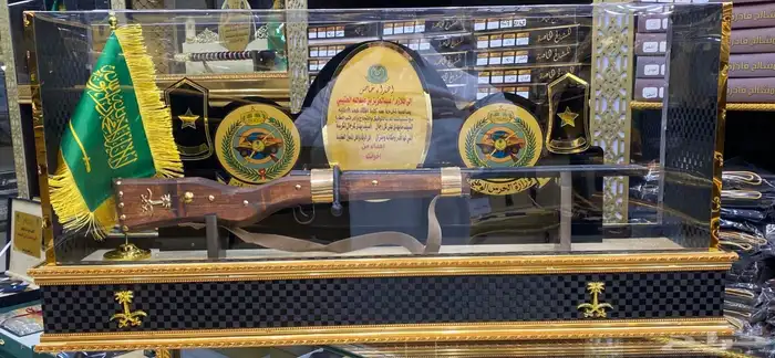 تخروج ملازم هدية ترقية درع سيف بشت جنبية عطر 16