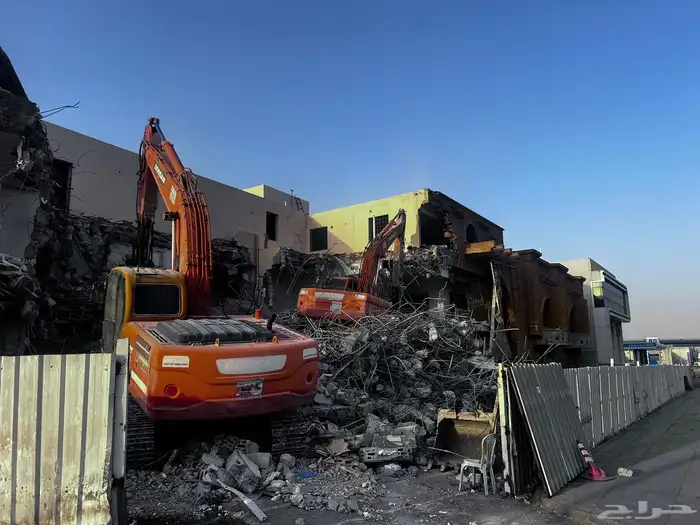 متخصصون باعمال الهدم 0