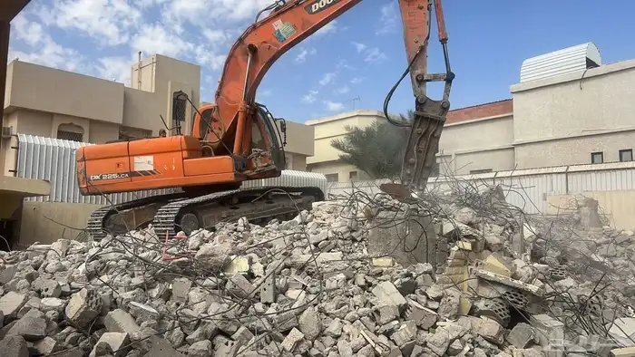 متخصصون باعمال الهدم 1